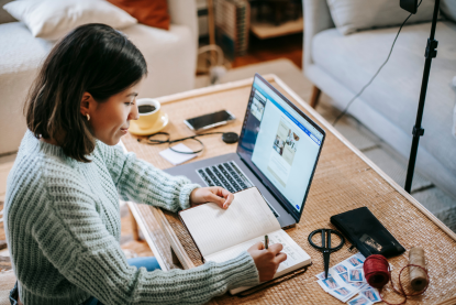 Frau auf Laptop